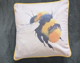 Ręcznie robiona poduszka w kształcie pszczoły, z bawełnianej tkaniny o wyglądzie lnu, ozdobiona uzupełniającą żółtą lamówką, doskonały prezent do domu