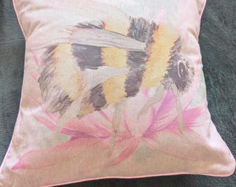 Ręcznie robiona poduszka w kształcie pszczoły, z bawełnianej tkaniny o wyglądzie lnu, ozdobiona uzupełniającą różową lamówką, doskonały prezent do domu