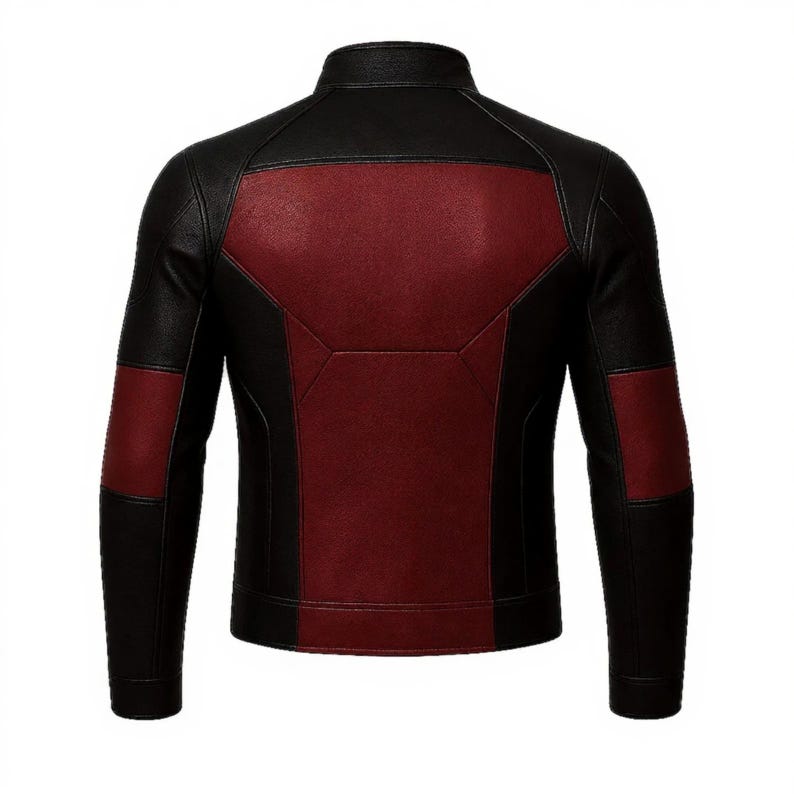 Puede incluir: Chaqueta de cuero negra y burdeos con cuello alzado. La espalda presenta un panel burdeos con costuras geom&eacute;tricas y detalles burdeos en las mangas. La chaqueta tiene un dise&ntilde;o elegante y moderno.