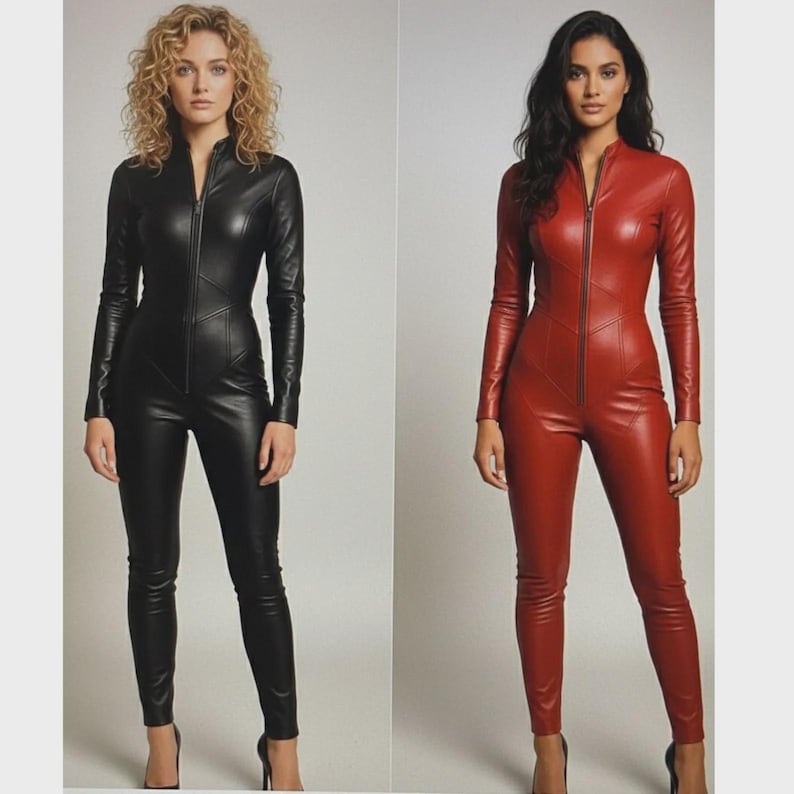 Op de afbeelding: Twee leren jumpsuits over de volledige lengte, &eacute;&eacute;n zwart en &eacute;&eacute;n rood, worden getoond. Beide hebben lange mouwen, een ritssluiting aan de voorkant en een nauwsluitend ontwerp. De jumpsuits worden gedragen met zwarte hoge hakken.