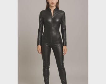 Handgefertigter Catsuit aus Lammleder: Roter und schwarzer, taillierter Jumpsuit