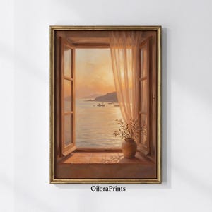 Lámina con vista a la ventana costera: puesta de sol sobre el mar Mediterráneo a través de cortinas abiertas, arte mural italiano en tonos neutros cálidos, descarga digital.