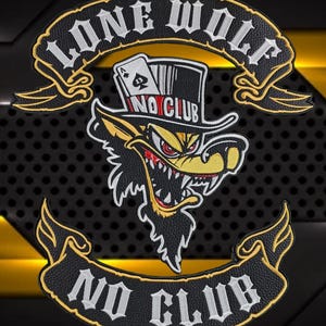 Op de afbeelding: Een zwart-gele geborduurde patch met een wolf die een hoge hoed draagt met een schoppenaas-kaart erin gestoken. De tekst LONE WOLF staat op de bovenste banner en NO CLUB op de onderste banner en op de hoed. Het ontwerp heeft scherpe tanden en rode ogen.