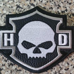Broderad Willie G Skull Biker Patch, vitt och grått Syntetiskt Läder Påsytt Jackemblem