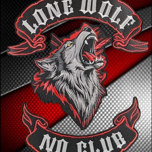 Puede incluir: Un parche bordado en negro y gris que presenta una cabeza de lobo aullando con detalles en rojo. La cinta superior muestra el texto LONE WOLF en blanco, mientras que la inferior muestra el texto NO CLUB en blanco, ambos con borde rojo.