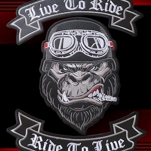 Puede incluir: Un parche bordado en blanco y negro que muestra un gorila con casco y gafas, con un cigarro en la boca. La cinta superior dice Live To Ride y la inferior Ride To Live en letras góticas blancas sobre un fondo de color negro sólido.