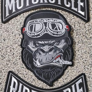 Könnte beinhalten: Ein dreiteiliges besticktes Aufnäher-Set in Schwarz-Weiß. Der obere Bogen zeigt den Schriftzug MOTORCYCLE, in der Mitte ist ein Gorilla mit Helm, Schutzbrille und Zigarre abgebildet, und der untere Bogen trägt den Text RIDE OR DIE in Weiß.