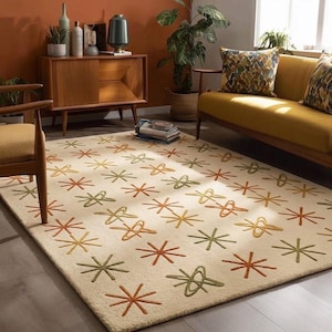 Könnte beinhalten: Ein rechteckiger Teppich mit cremefarbenem Hintergrund und einem sich wiederholenden Muster aus sternförmigen und elliptischen Formen in Orange-, Olivgrün- und Gelbtönen, die in einem gitterartigen Raster angeordnet sind.