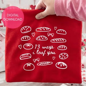 Könnte beinhalten: Ein rotes Stoffstück mit einer weißen Illustration verschiedener Brotsorten und dem Schriftzug "13 ways i loaf you". Der Text "Digital Download" befindet sich in einem rosa Kreis oben links.