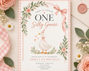 Puede incluir: Una tarjeta de invitación de cumpleaños rectangular con borde de cuadros vichy rosa, que presenta una oca blanca con un gorro de fiesta, rodeada de arcos florales, una cinta rosa y corazones pequeños. El texto dice: EMMA IS TURNING ONE Silly Goose PLEASE JOIN US TO CELEBRATE EMMA'S 1ST BIRTHDAY SATURDAY, 22ND JULY 12 O'CLOCK 123 SPRING STREET RIVERSIDE.