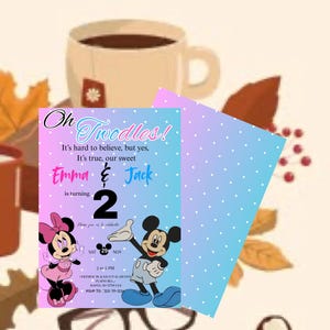 Puede incluir: Una invitaci&oacute;n de cumplea&ntilde;os con Minnie y Mickey Mouse. La invitaci&oacute;n tiene un fondo degradado y lunares. El texto incluye "Oh Twoodles!" y "Emma & Jack cumple 2 a&ntilde;os". Una taza de t&eacute;, una vela y hojas de oto&ntilde;o est&aacute;n en el fondo.