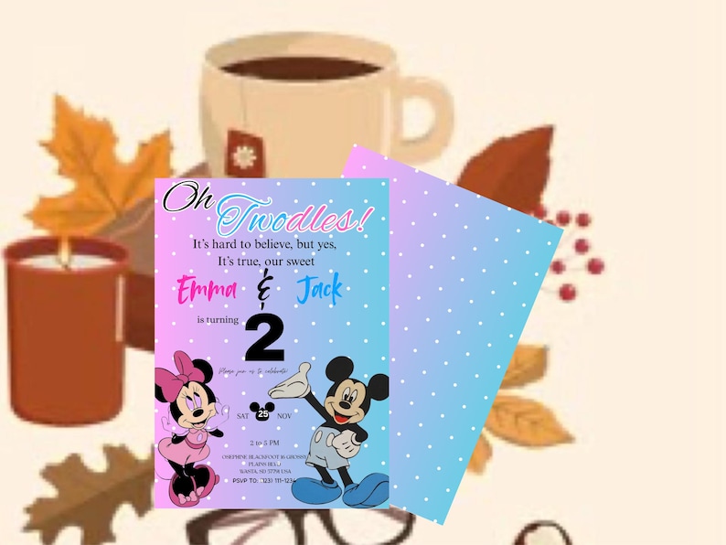 Puede incluir: Una invitaci&oacute;n de cumplea&ntilde;os con Minnie y Mickey Mouse. La invitaci&oacute;n tiene un fondo degradado y lunares. El texto incluye "Oh Twoodles!" y "Emma & Jack cumple 2 a&ntilde;os". Una taza de t&eacute;, una vela y hojas de oto&ntilde;o est&aacute;n en el fondo.