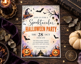 Puede incluir: Una tarjeta de invitación rectangular para una fiesta de Halloween con una ilustración en acuarela de un sombrero de bruja, un fantasma, murciélagos, calabazas y una casa embrujada. El texto dice: JOIN US FOR A Spooktacular HALLOWEEN PARTY.
