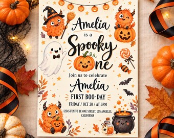 Puede incluir: Una tarjeta de invitación rectangular con temática de Halloween que presenta monstruos naranjas, un fantasma, calabazas, murciélagos y un caldero. El texto dice: Amelia is a Spooky one, Join us to celebrate Amelia, FIRST BOO-DAY, FRIDAY / OCT 30 / AT 5PM, 12345 FUN TO BE ONE STREET, LOS ANGELES, CALIFORNIA.