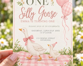 Puede incluir: Una tarjeta de invitación de cumpleaños rectangular con el texto ONE Silly Goose EMMA IS TURNING ONE, PLEASE JOIN US TO CELEBRATE, SATURDAY, 22ND JULY 20XX, 12 O'CLOCK, 123 SPRING STREET RIVERSIDE, ilustrada con dos ocas y globos rosas.
