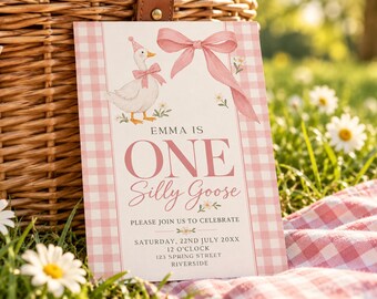 Puede incluir: Una tarjeta de invitación de cumpleaños rectangular con un borde de cuadros vichy rosa y blanco, una oca blanca con un gorro de fiesta y lazo rosa, y un lazo grande rosa. El texto dice: EMMA IS ONE Silly Goose PLEASE JOIN US TO CELEBRATE SATURDAY, 22ND JULY 20XX 12 O'CLOCK 123 SPRING STREET RIVERSIDE.