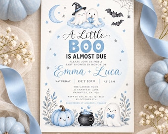 Puede incluir: Una tarjeta de invitación rectangular para baby shower con ilustraciones en acuarela de fantasmas, un caldero negro, calabazas azules, murciélagos y estrellas. El texto dice A Little BOO IS ALMOST DUE en honor a Emma y Luca el 10 de octubre.