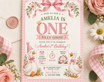Puede incluir: Una tarjeta de invitación de cumpleaños rectangular con un borde de cuadros vichy rosa, un lazo rosa grande y dos ocas ilustradas. El texto dice: JOIN US FOR A AMELIA IS ONE SILLY GOOSE, PLEASE JOIN US TO CELEBRATE Amelia's 1st Birthday! y los detalles.