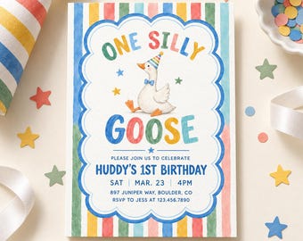 Puede incluir: Una tarjeta de invitación de cumpleaños rectangular con un centro blanco y borde azul festoneado, una ilustración en acuarela de un ganso con gorro de fiesta y pajarita, y el texto ONE SILLY GOOSE, HUDDY'S 1ST BIRTHDAY, SAT MAR 23 4PM.