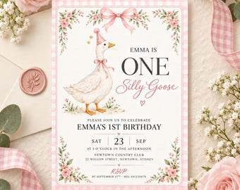 Puede incluir: Una tarjeta de invitación de cumpleaños rectangular con borde de cuadros vichy rosa, que muestra una oca blanca con un gorro de fiesta y un lazo rosa. El texto dice: EMMA IS ONE Silly Goose, PLEASE JOIN US TO CELEBRATE EMMA'S 1ST BIRTHDAY, SAT 23 SEP.