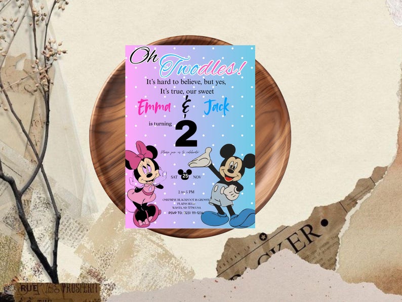 Puede incluir: Una colorida tarjeta de invitaci&oacute;n con un fondo degradado rosa y azul, con Minnie y Mickey Mouse. La tarjeta anuncia el segundo cumplea&ntilde;os de Emma y Jack, con el texto "Oh Twodles!" y los detalles del evento.