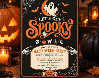 Puede incluir: Una tarjeta de invitación rectangular para una fiesta de Halloween con fondo negro y detalles en naranja. Incluye un fantasma, una luna creciente, murciélagos, una telaraña y manos esqueléticas. El texto dice: LET'S GET SPOOKY, JOIN US FOR A HALLOWEEN PARTY, SUNDAY OCTOBER 31ST 6PM, THE THOMPSON RESIDENCE 123 SPOOKY TOWN BOOVILLE, RSVP TO HANNAH AT 267-987-1234 BY OCTOBER 20TH.