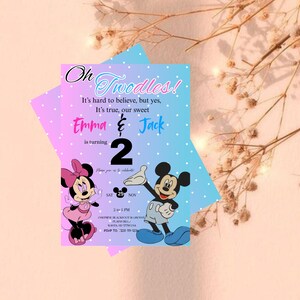 Puede incluir: Una colorida invitaci&oacute;n para una celebraci&oacute;n de segundo cumplea&ntilde;os. El dise&ntilde;o presenta a los personajes de Minnie y Mickey Mouse, el texto "Oh Twodles!" y los nombres "Emma & Jack". La invitaci&oacute;n est&aacute; decorada con lunares y un fondo degradado.