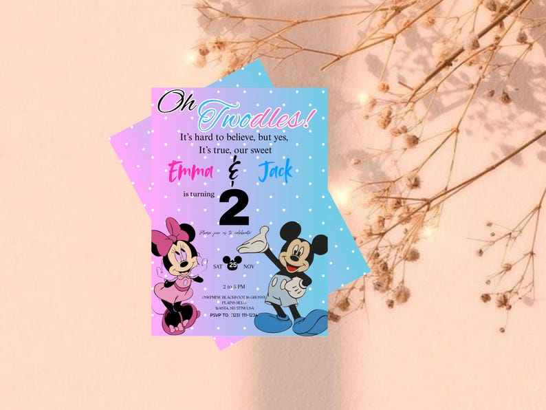 Puede incluir: Una colorida invitaci&oacute;n para una celebraci&oacute;n de segundo cumplea&ntilde;os. El dise&ntilde;o presenta a los personajes de Minnie y Mickey Mouse, el texto "Oh Twodles!" y los nombres "Emma & Jack". La invitaci&oacute;n est&aacute; decorada con lunares y un fondo degradado.