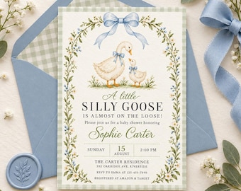 Puede incluir: Una tarjeta de invitación rectangular para baby shower con una ilustración en acuarela de una oca y un ganso pequeño, enmarcada por un arco floral con un lazo azul. El texto dice A little SILLY GOOSE IS ALMOST ON THE LOOSE! para Sophie Carter.