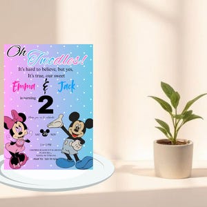 Puede incluir: Una invitaci&oacute;n de cumplea&ntilde;os con un fondo degradado azul y rosa. La invitaci&oacute;n presenta el texto "Oh Twoodles!" y "Emma & Jack cumple 2 a&ntilde;os". Mickey y Minnie Mouse est&aacute;n ilustrados en la invitaci&oacute;n.