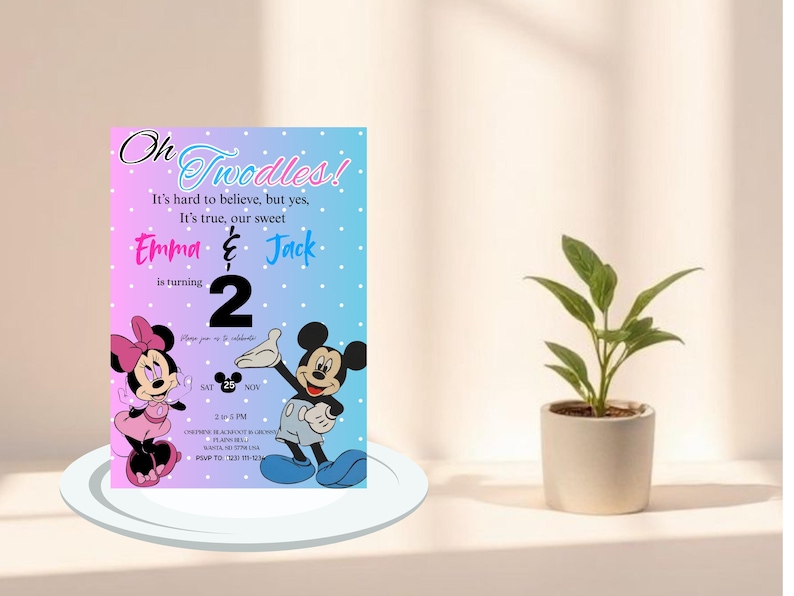 Puede incluir: Una invitaci&oacute;n de cumplea&ntilde;os con un fondo degradado azul y rosa. La invitaci&oacute;n presenta el texto "Oh Twoodles!" y "Emma & Jack cumple 2 a&ntilde;os". Mickey y Minnie Mouse est&aacute;n ilustrados en la invitaci&oacute;n.