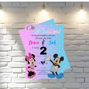 Puede incluir: Una invitaci&oacute;n de cumplea&ntilde;os con un fondo degradado rosa y azul. La invitaci&oacute;n presenta ilustraciones de Minnie y Mickey Mouse, el texto "Oh Twoodles!" y los nombres "Emma & Jack" con el n&uacute;mero "2".