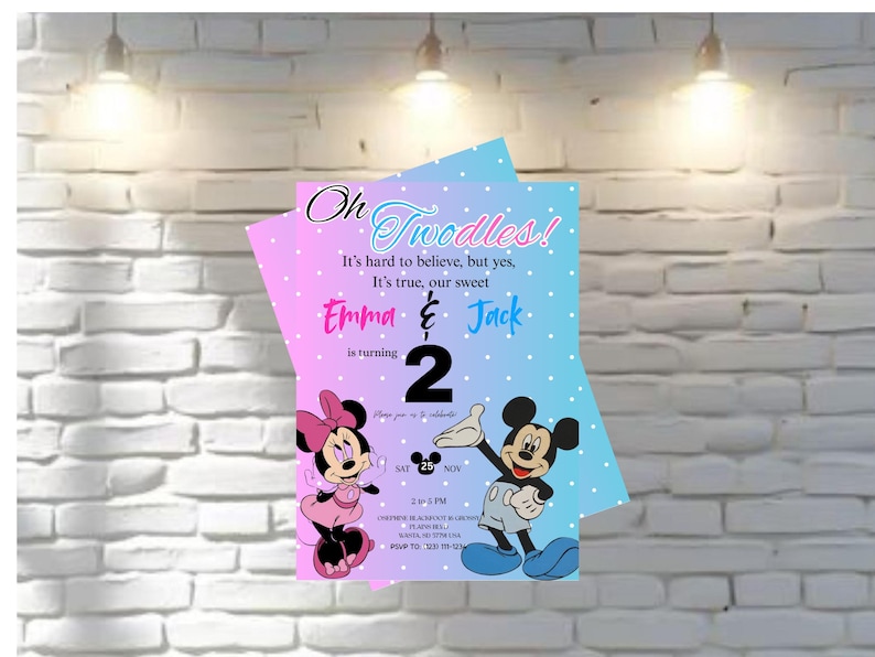 Puede incluir: Una invitaci&oacute;n de cumplea&ntilde;os con un fondo degradado rosa y azul. La invitaci&oacute;n presenta ilustraciones de Minnie y Mickey Mouse, el texto "Oh Twoodles!" y los nombres "Emma & Jack" con el n&uacute;mero "2".