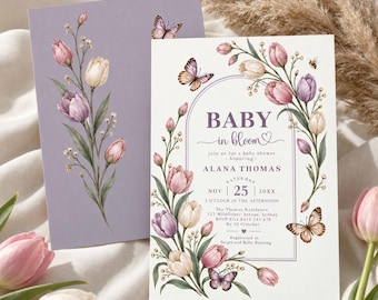 Puede incluir: Una tarjeta de invitación para baby shower y sobre a juego con ilustraciones en acuarela de tulipanes rosas y crema, follaje verde y mariposas. El texto dice BABY in bloom, en honor a ALANA THOMAS, sábado 25 de noviembre de 20XX.