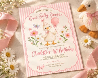 Puede incluir: Una tarjeta de invitación de cumpleaños rectangular con un borde de rayas rosas y blancas. El centro presenta una ilustración en acuarela de un ganso con un sombrero de fiesta y un globo rosa, rodeado de flores, una mariposa y texto.