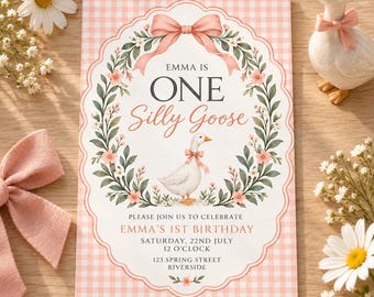 Puede incluir: Una tarjeta de invitación de cumpleaños rectangular con fondo de cuadros vichy rosa claro. El centro presenta un marco ovalado blanco decorado con hojas verdes, flores rosas y un lazo rosa. El texto dice: EMMA IS ONE Silly Goose, PLEASE JOIN US TO CELEBRATE EMMA'S 1ST BIRTHDAY, SATURDAY, 22ND JULY, 12 O'CLOCK, 123 SPRING STREET, RIVERSIDE.