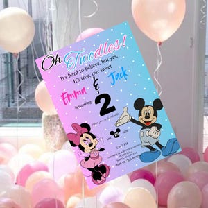 Puede incluir: Una invitaci&oacute;n de cumplea&ntilde;os con un fondo degradado rosa y azul, con Mickey y Minnie Mouse. La invitaci&oacute;n dice "Oh Twoodles!" e incluye los nombres Emma y Jack, con el n&uacute;mero 2. Globos en varios tonos de rosa y blanco en el fondo.