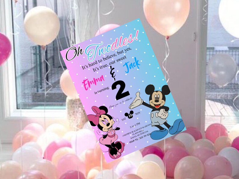 Puede incluir: Una invitaci&oacute;n de cumplea&ntilde;os con un fondo degradado rosa y azul, con Mickey y Minnie Mouse. La invitaci&oacute;n dice "Oh Twoodles!" e incluye los nombres Emma y Jack, con el n&uacute;mero 2. Globos en varios tonos de rosa y blanco en el fondo.