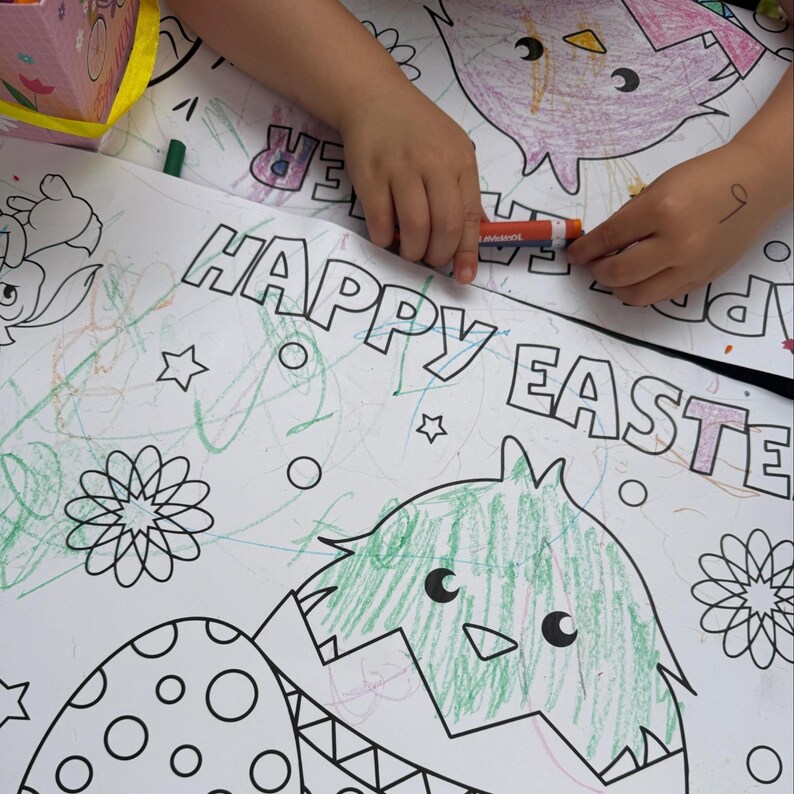 K&ouml;nnte beinhalten: Ein gro&szlig;es wei&szlig;es Malblatt mit den Worten "HAPPY EASTER" in gro&szlig;en Buchstaben. Das Blatt zeigt Illustrationen zum Thema Ostern, darunter ein Ei, aus dem ein K&uuml;ken schl&uuml;pft, Blumen und Sterne. Das Blatt ist teilweise mit gr&uuml;nen und orangen Markern ausgemalt.