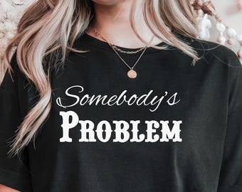 Camiseta "Somebody's Problem" / TrendyTee, Top gráfico informal, Ropa de rodeo