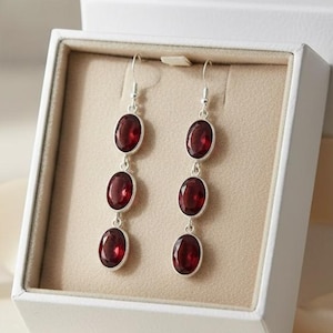 Brincos longos de prata esterlina com gema oval vermelha rubi, presente perfeito para madrinhas de casamento, representando a pedra do mês de julho.