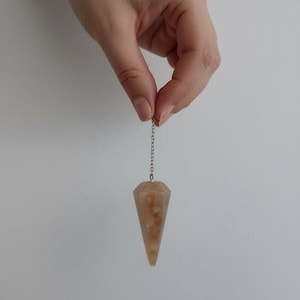 Pendolo in pietra del sole naturale, strumento di rabdomanzia a cono sfaccettato, guarigione Reiki, chakra sacrale e del plesso solare, pietra della gioia
