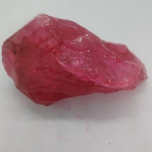Stor färgad rå rubin 510-625 ct AAA premium burma mineralprov, rå röd kristall för samlare, födelsestensgåva i juli