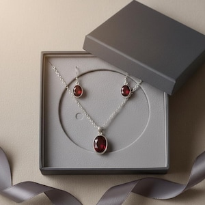 Sieradenset granaat, sterlingzilveren hanger en oorbellen, geboortesteen januari, dieprode ovaal gefacetteerd, cadeau wortelchakra