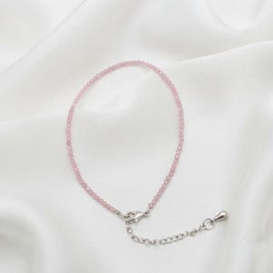 Tobillera de cuarzo rosa, delicada pulsera de tobillo de cristal curativo rosa, cadena para el pie hecha a mano con cuentas, extensor ajustable en tono plateado.