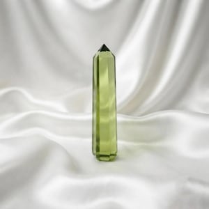 Gecertificeerde groene glazen toverstaf voor Reiki | Hartchakra Anahata kristalpunt voor meditatie, energiereiniging en altaardecoratie.