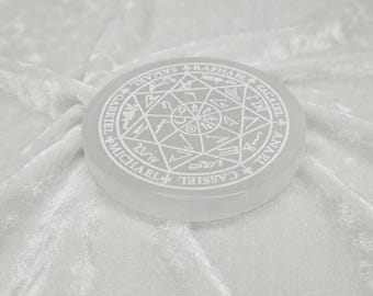 Selenit-Aufladeplatte mit Erzengelmotiv, Kristallgitter mit Engelssiegel, Scheibe der Heiligen Geometrie, Dekoration für den Reiki-Meditationsaltar, Spirituelles Geschenk