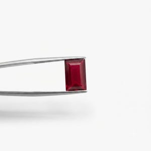 Rubí rojo talla baguette, gema suelta natural facetada de 7 a 9 quilates / Corindón rectangular, piedra natal de julio / Piedra roja intensa para anillo o colgante