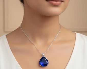 Gedurfde blauwe druppelvormige edelsteenhangerketting – 90-100 karaat peergeslepen kristal in zilver – handgemaakte statement sieraden cadeau voor haar.
