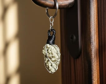 Chaveiro de pirita natural bruta | Cristal envolto em arame | Amuleto da sorte e prosperidade | Presente artesanal com pedra preciosa para ele e para ela | Abundância e proteção.
